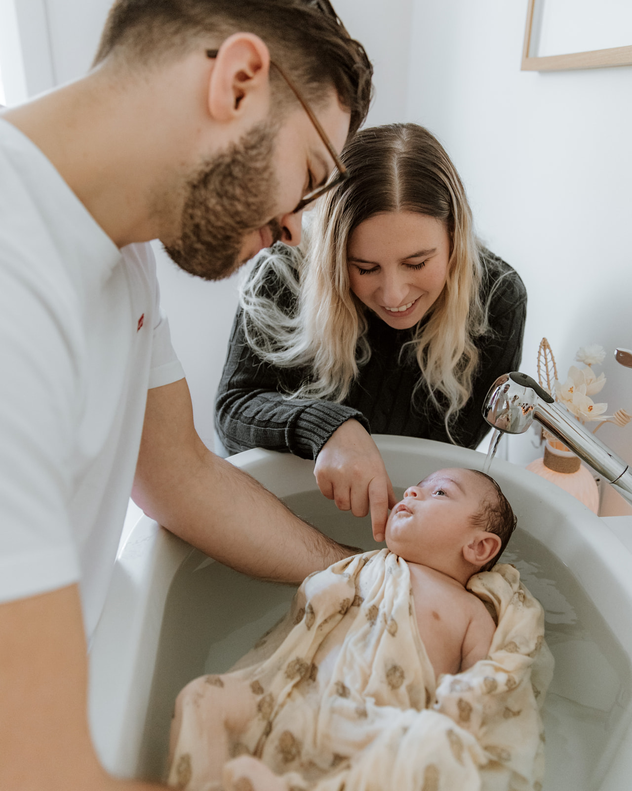 Bain enveloppé bébé, idée cadeau entre amis — Entre-Deux